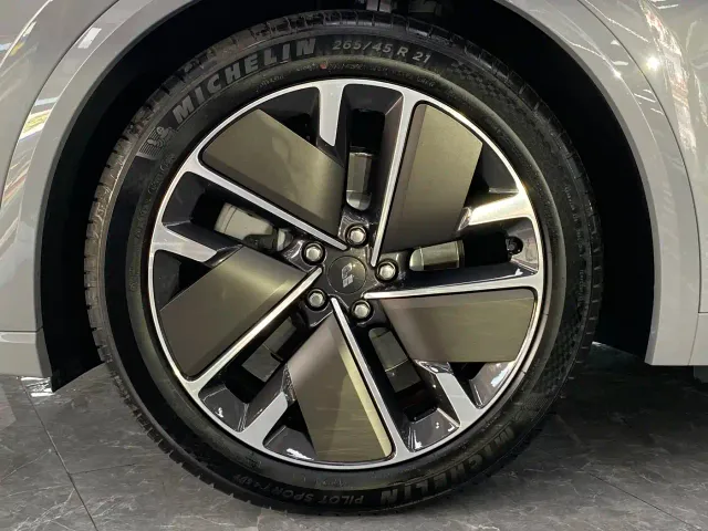 Li Auto L9 — Фото автомобиля 15
