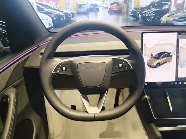 Tesla Model Y L — Фото автомобиля 10