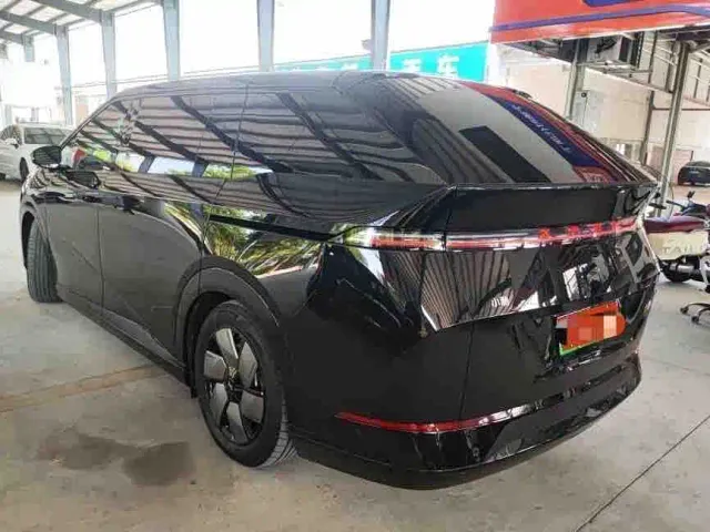 Xpeng X9 — Фото автомобиля 4