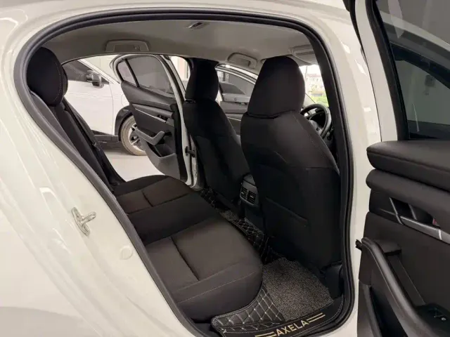 Mazda Axela — Фото автомобиля 12