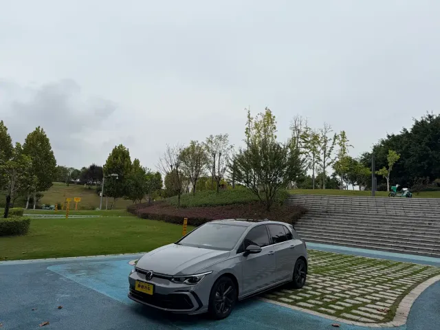 Фотография автомобиля — Volkswagen Golf