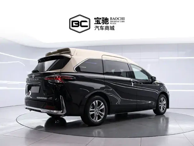 Toyota Sienna — Фото автомобиля 3