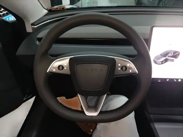 Tesla Model 3 — Фото автомобиля 10