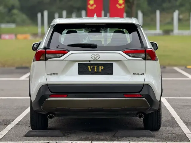 Toyota RAV4 — Фото автомобиля 8