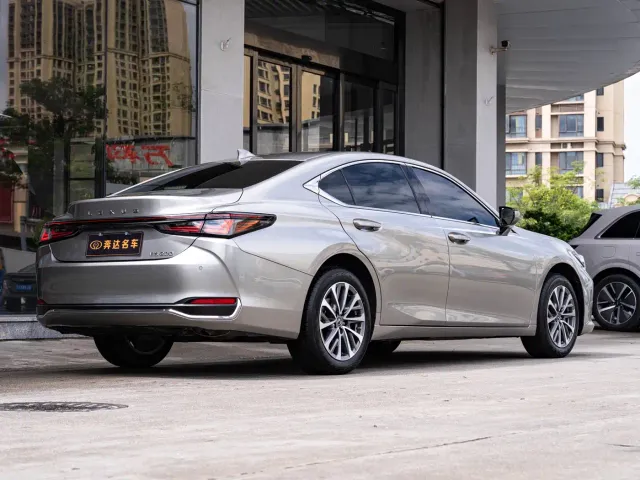 Lexus ES — Фото автомобиля 3