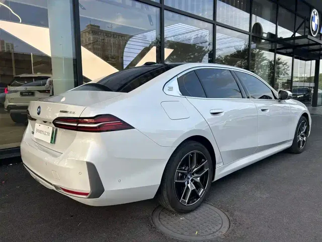 BMW i5 — Фото автомобиля 4