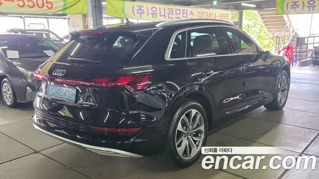 Audi e-tron — Фото автомобиля 4