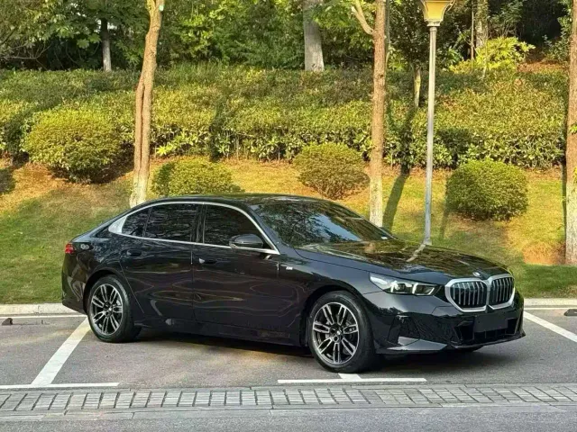 BMW 5 Series — Фото автомобиля 3
