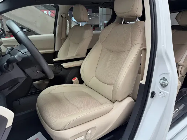 Toyota Sienna — Фото автомобиля 19