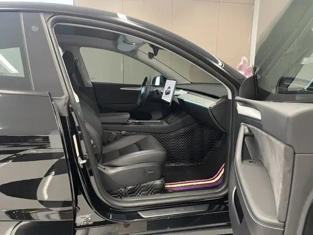 Tesla Model Y — Фото автомобиля 18