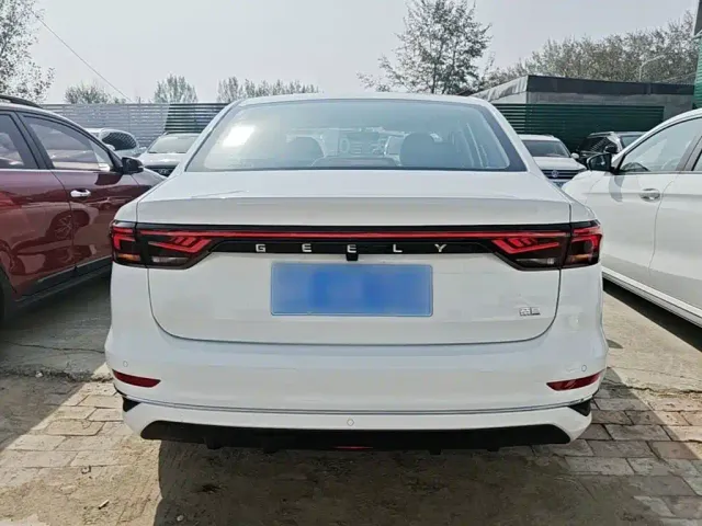 Geely Emgrand — Фото автомобиля 5