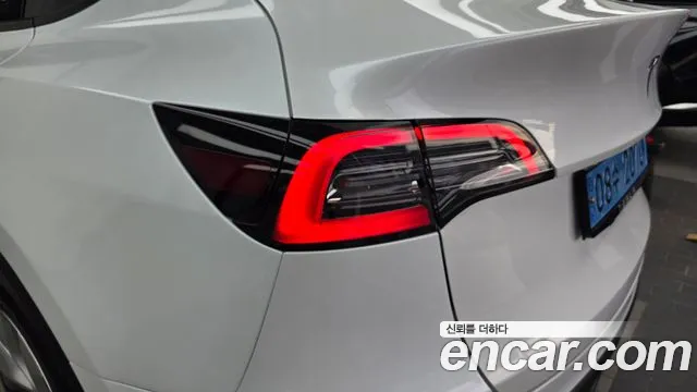 Tesla Model Y — Фото автомобиля 23