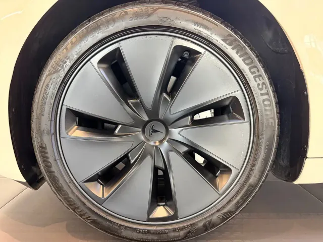 Tesla Model 3 — Фото автомобиля 8