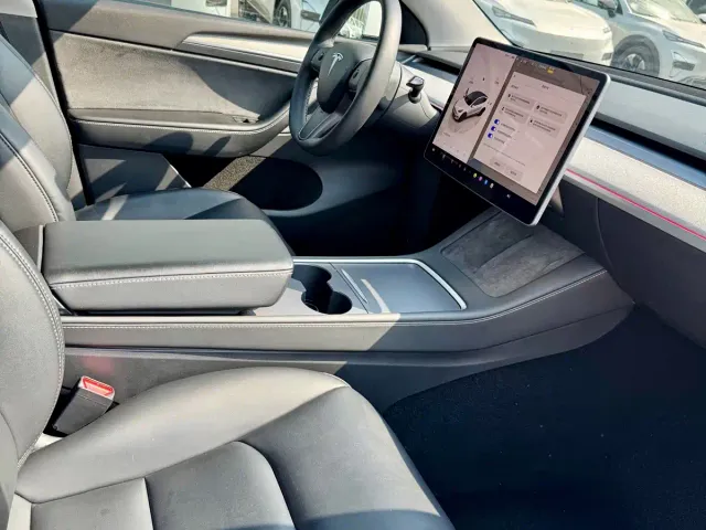 Tesla Model Y — Фото автомобиля 8