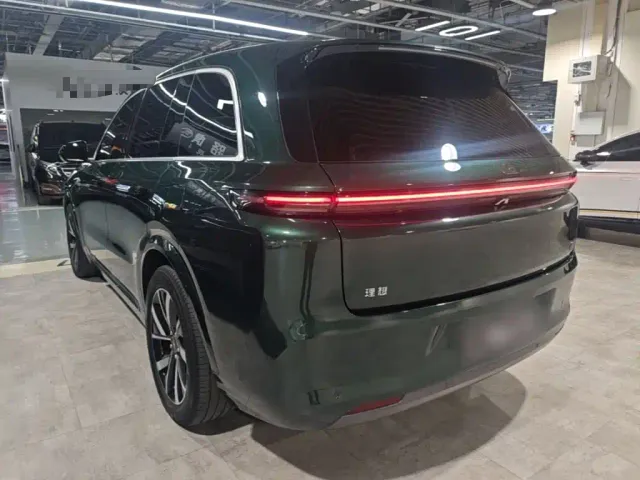 Li Auto L8 — Фото автомобиля 4