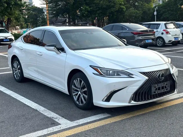 Lexus ES — Фото автомобиля 3