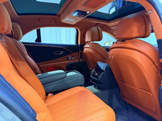 Bentley Flying Spur — Фото автомобиля 11