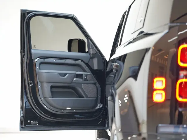 Land Rover Defender — Фото автомобиля 10