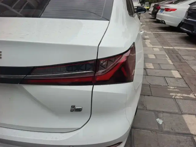 Roewe i5 — Фото автомобиля 7