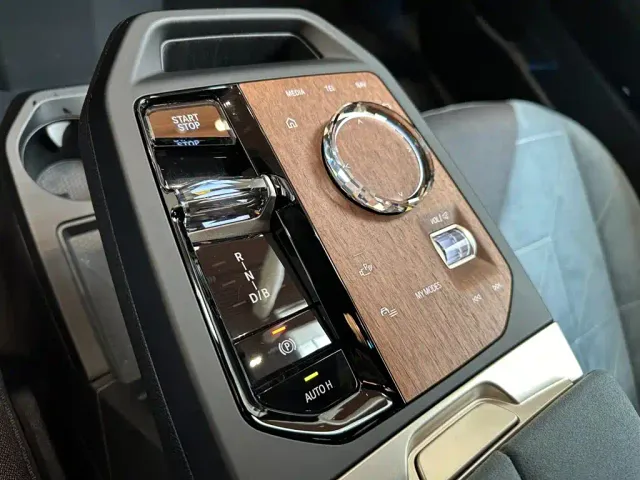 BMW iX — Фото автомобиля 15