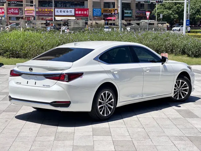 Lexus ES — Фото автомобиля 4