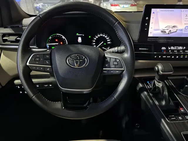 Toyota Sienna — Фото автомобиля 9