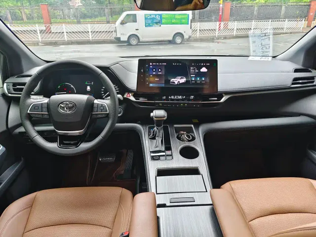 Toyota Sienna — Фото автомобиля 8