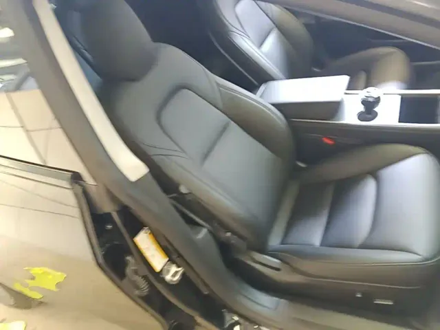 Tesla Model 3 — Фото автомобиля 24