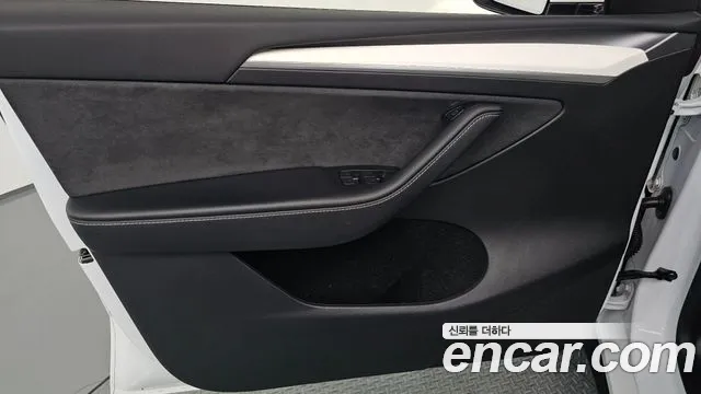 Tesla Model Y — Фото автомобиля 12