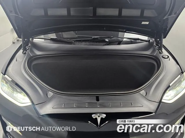Tesla Model X — Фото автомобиля 14