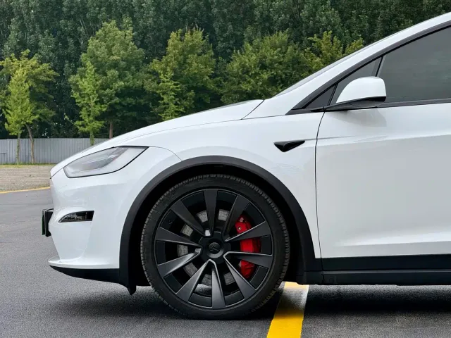 Tesla Model X — Фото автомобиля 5