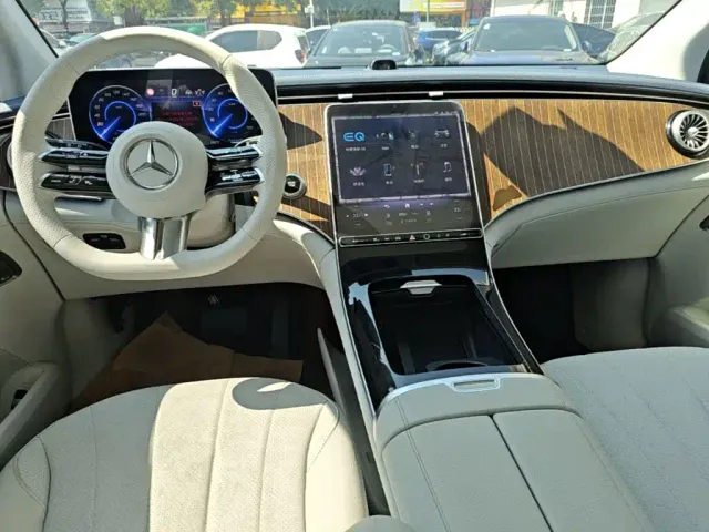 Mercedes-Benz EQE SUV — Фото автомобиля 9
