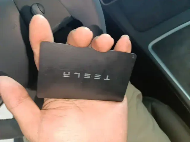 Tesla Model 3 — Фото автомобиля 8