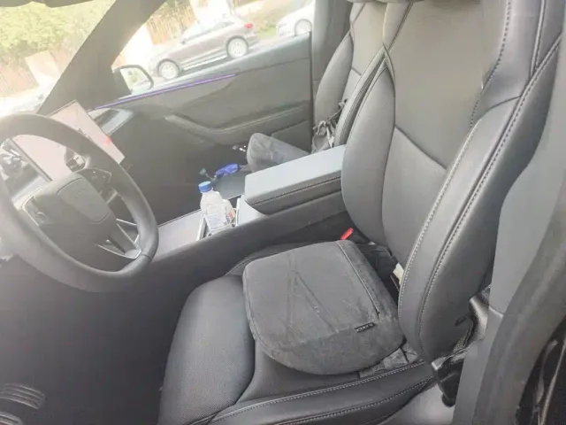 Tesla Model Y L — Фото автомобиля 11