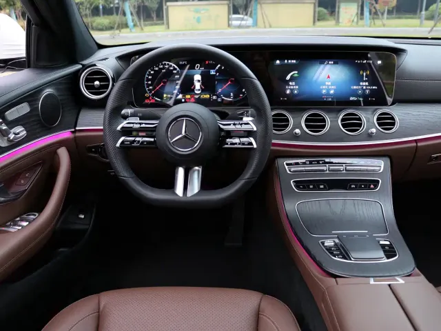 Mercedes-Benz E-Class — Фото автомобиля 11