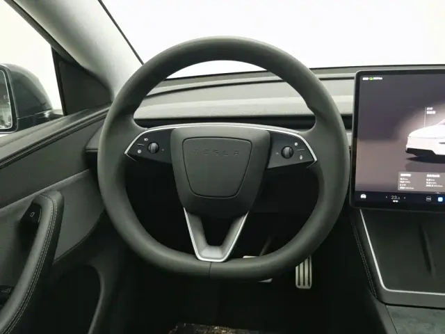 Tesla Model Y — Фото автомобиля 11