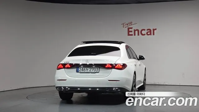 Mercedes-Benz E-Class — Фото автомобиля 4