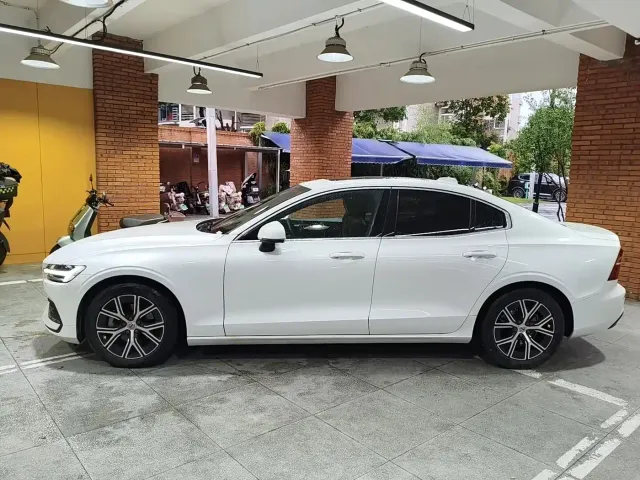 Volvo S60 — Фото автомобиля 2