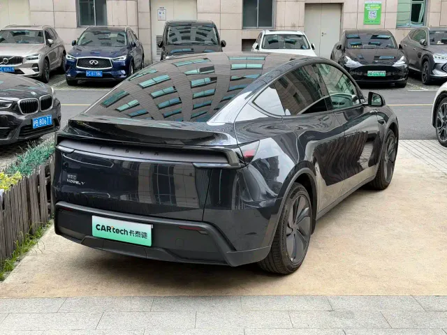 Tesla Model Y — Фото автомобиля 3