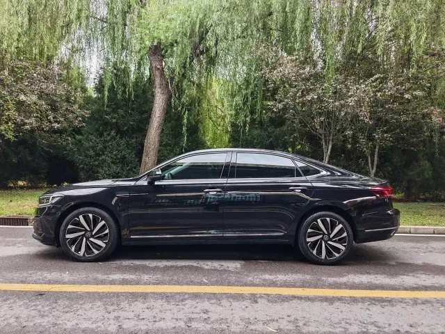 Volkswagen Passat — Фото автомобиля 10