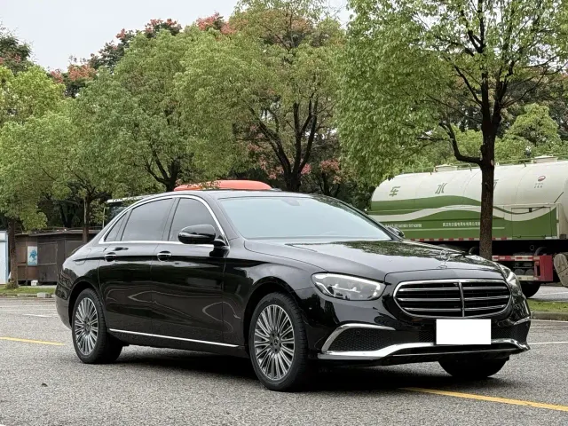 Mercedes-Benz E-Class — Фото автомобиля 3