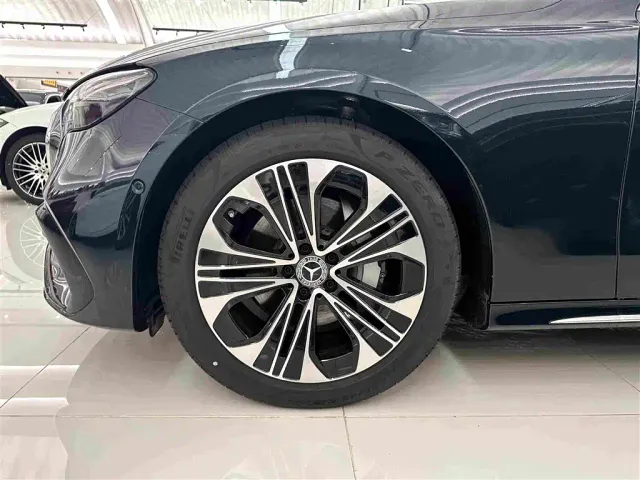 Mercedes-Benz E-Class — Фото автомобиля 4