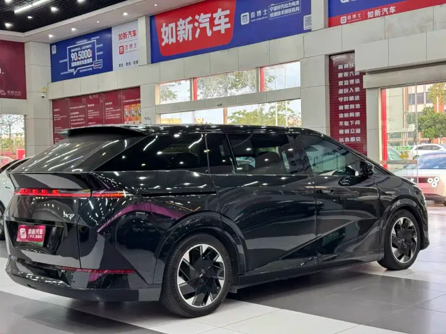 Xpeng X9 — Фото автомобиля 3