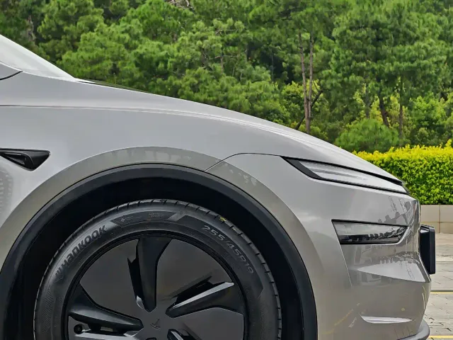 Tesla Model Y — Фото автомобиля 6