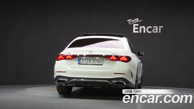 Mercedes-Benz E-Class — Фото автомобиля 4