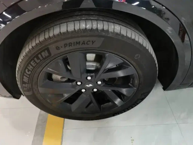 Li Auto L8 — Фото автомобиля 22