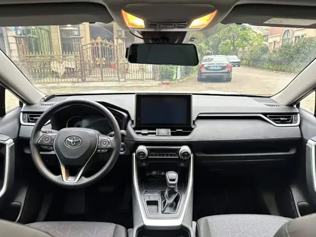 Toyota RAV4 — Фото автомобиля 9