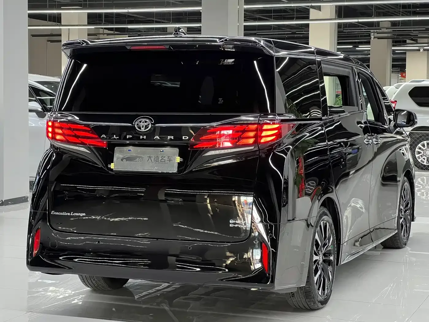 Toyota Alphard 2024 Hybrid 2.5L Ultimate Enjoyment Edition — Фото автомобиля 4