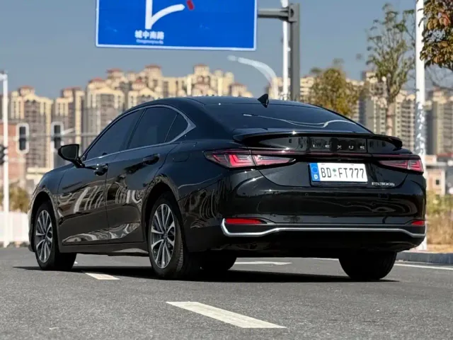 Lexus ES — Фото автомобиля 21