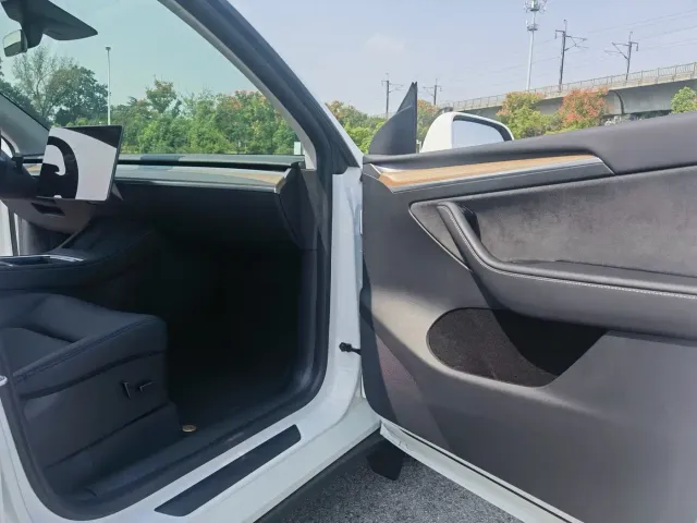 Tesla Model Y — Фото автомобиля 12